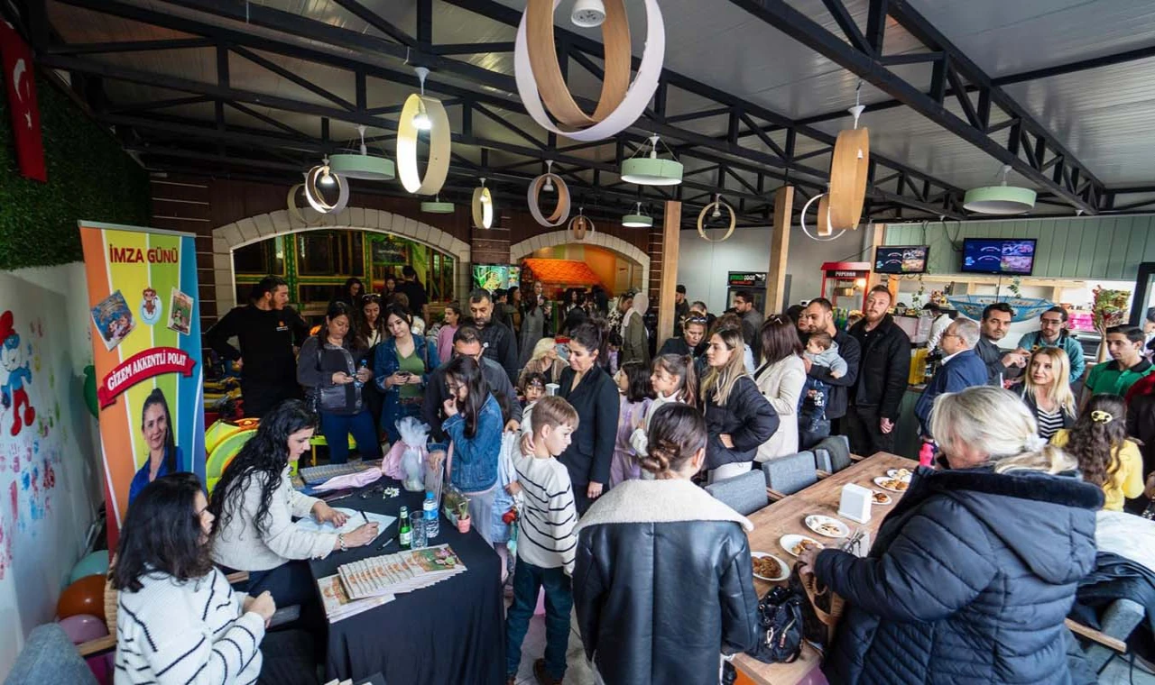 Minik okurlar Gizem öğretmenin imza gününde buluştu