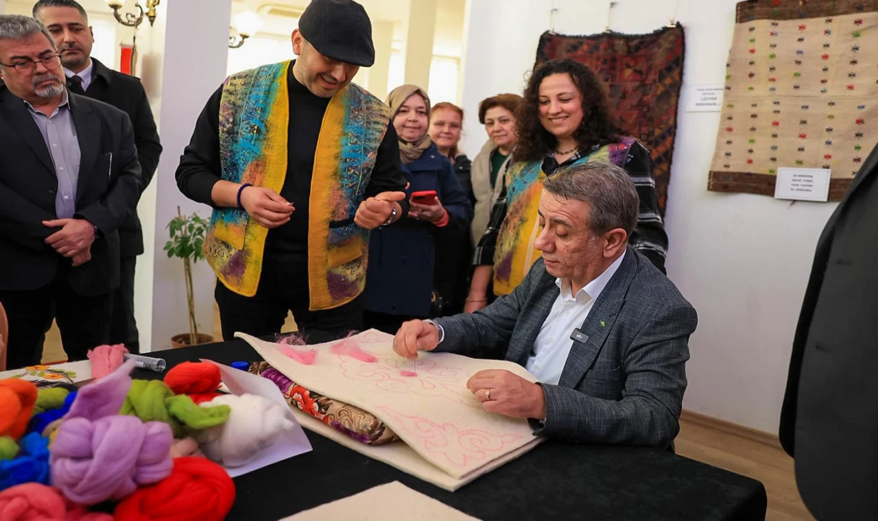 “Aşk bir direniştir” Keçe Sergisi Efeler’de açıldı