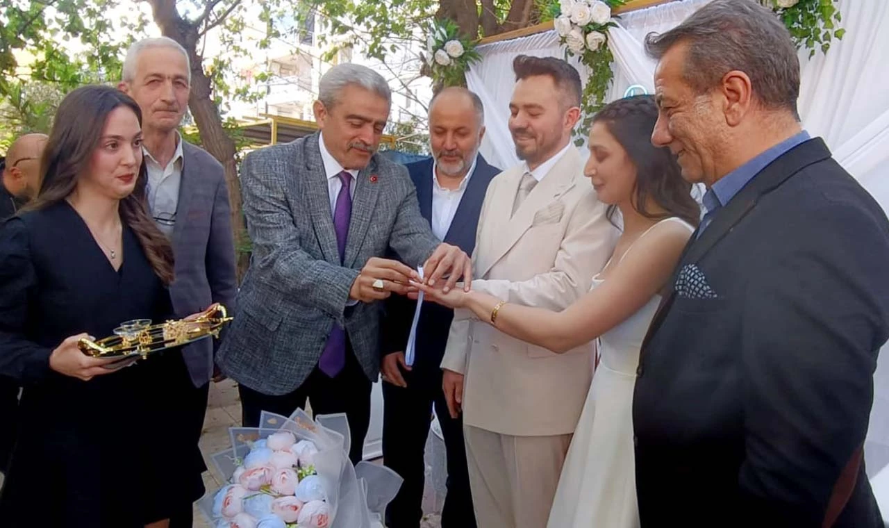 Karadenizliler Derneği Başkanı Rasim Kılıç kızı Pınar’ı nişanladı…