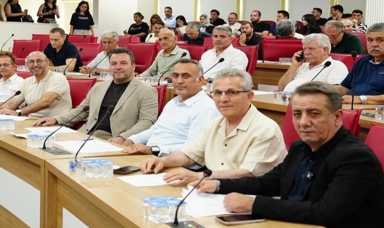 Aydın BŞB meclisinde CHP sözcüsü Anıl Yetişkin'in mikrofonu kapatıldı