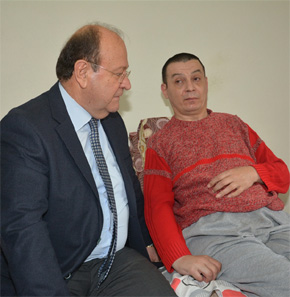 AKÜLÜ SANDALYE HEDİYE ETTİ..