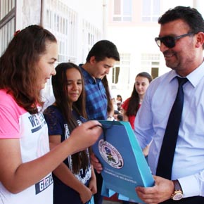 BAŞKAN AKIN’DAN KARNE HEDİYESİ