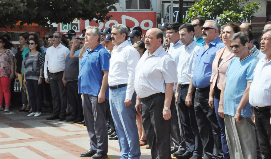 Demokrasi için tek yumruk…