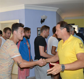 KUŞADASISPOR’DA BAKLAVALI BAYRAMLAŞMA