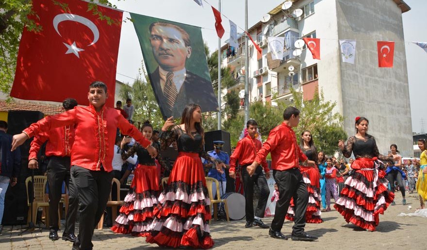Romanlar hem coştular hem de coşturdular..