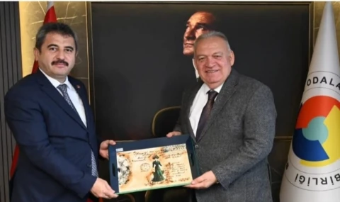 Yolsuzluk şüphelisi Faruk Aydın’dan adliye koridorlarında çiçekli mesai...