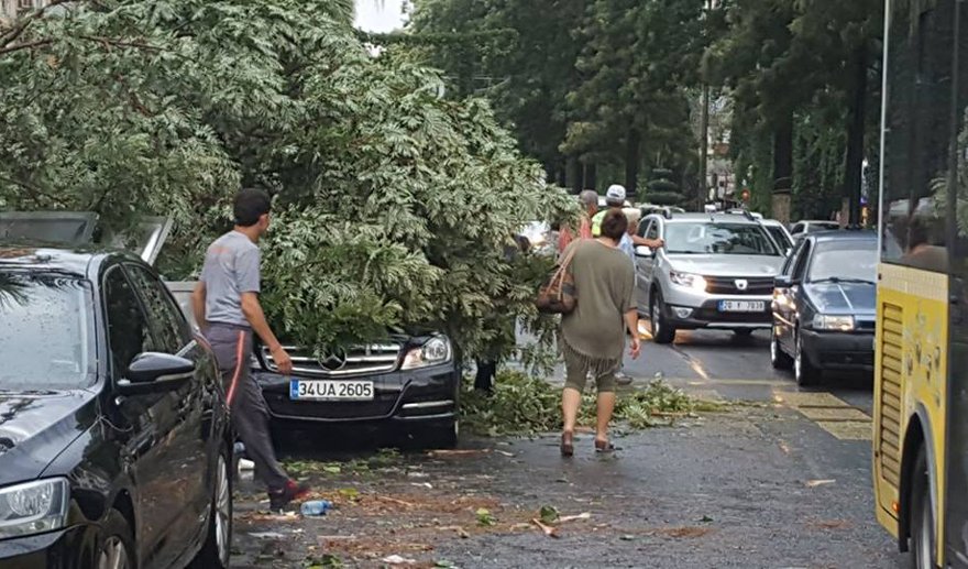 Ağustos fırtınası yıktı geçti…