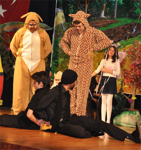 “ANNEM KIZAR” OYUNU SAHNELENDİ..