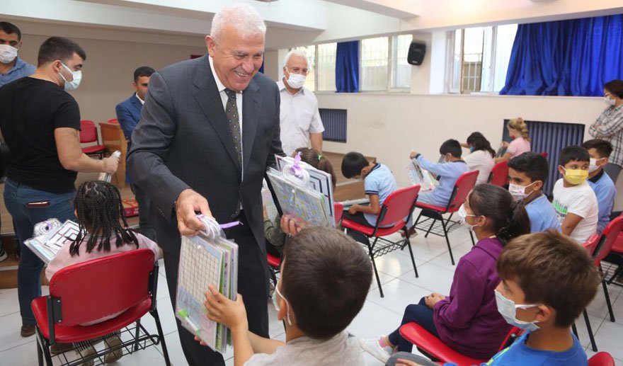 Başkan Atay’dan minik öğrencilere sürpriz.. 