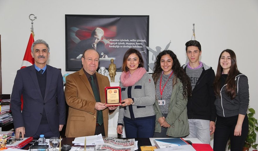 Başkan Özakcan’a plâket vererek teşekkür ettiler..