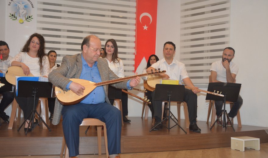 Başkan Özakcan’dan bağlama resitali…