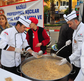 BEŞ BİN KİŞİYE AŞURE DAĞITTILAR