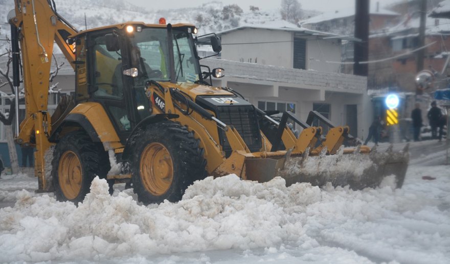Efeler Belediyesi’nden kar mesaisi..