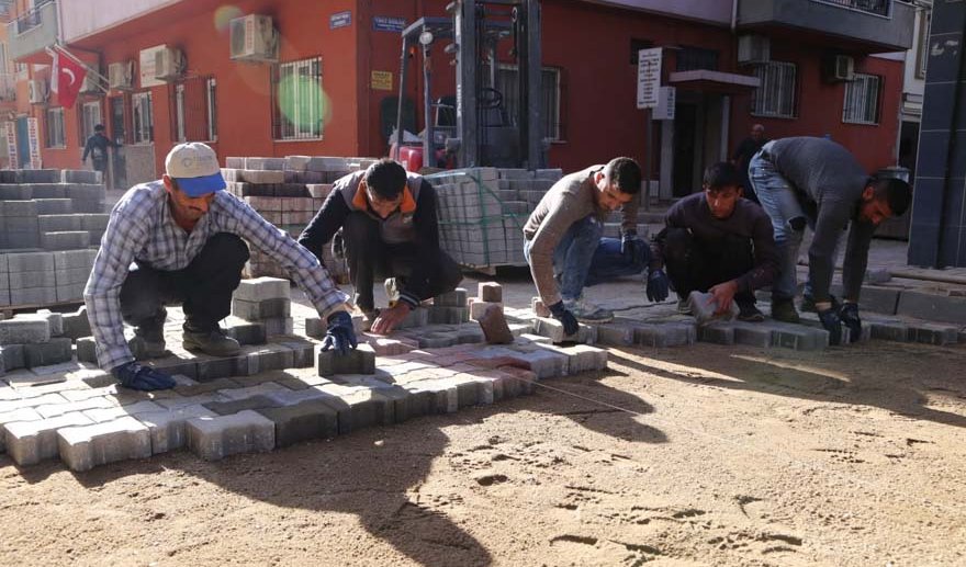 Efeler’de yollar yenileniyor..