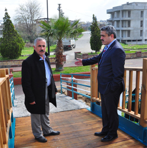 İKİ MAHALLE ASMA KÖPRÜYLE BAĞLANDI