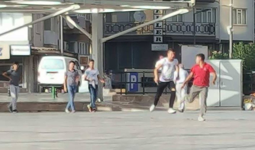 Kent Meydanı’nda bıçaklı kavga…