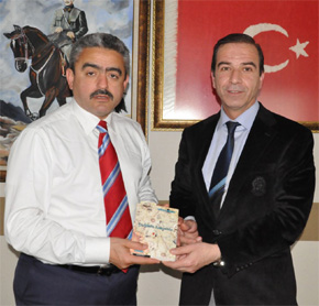 6. KİTABINI ALICIK’A HEDİYE ETTİ…