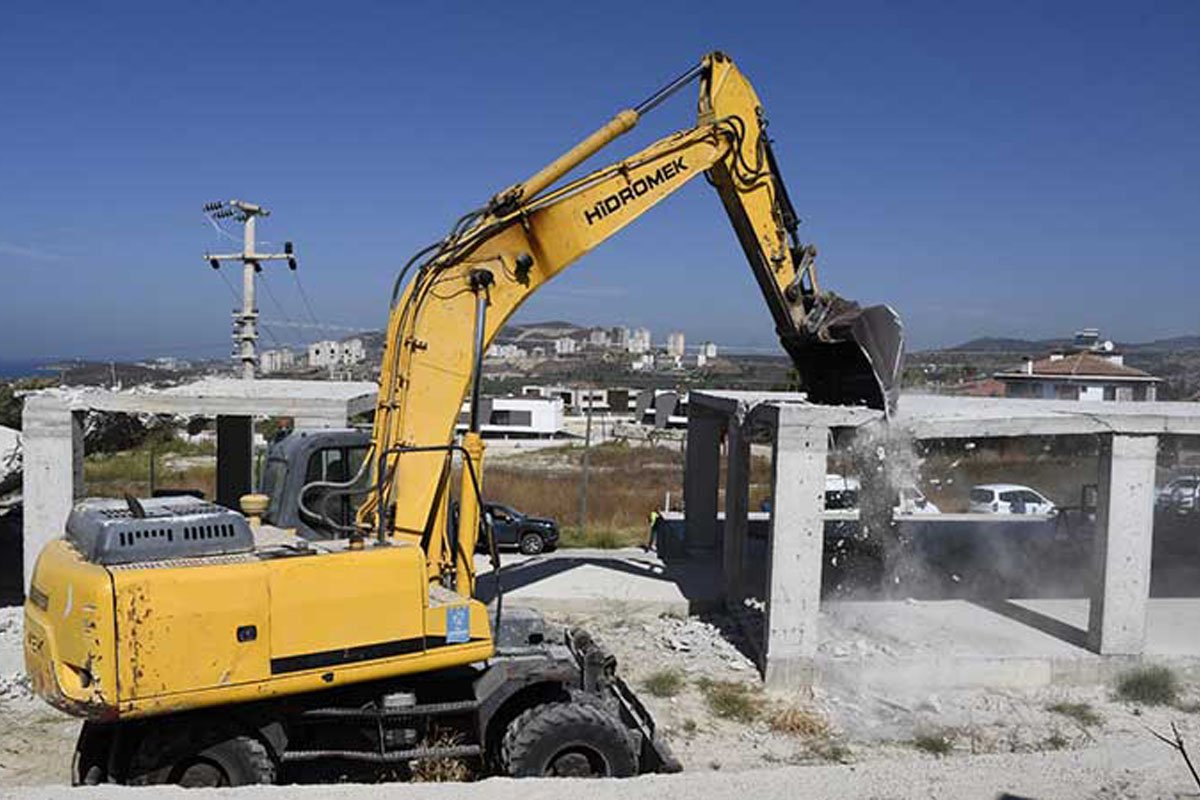 Kuşadası’nda kaçak villalar yıkılıyor