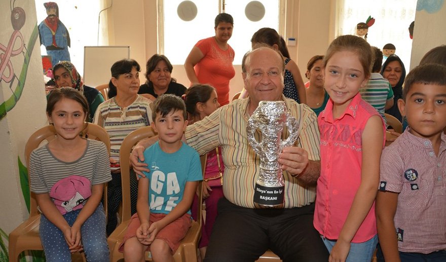 Miniklerden Başkan Özakcan’a “Dünyanın en iyi başkanı” ödülü…