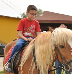 OTİZMLİ ÇOCUKLARIN YÜZÜ GÜLÜYOR