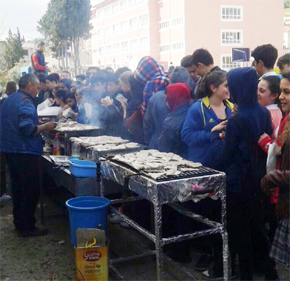 SÖKELİ ÖĞRENCİLERE BALIK ZİYAFETİ