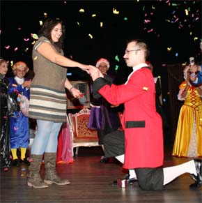 TİYATRO SAHNESİNDE EVLİLİK TEKLİFİ