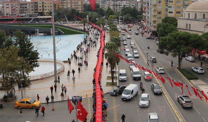 Türk bayraklı Cumhuriyet yürüyüşü..