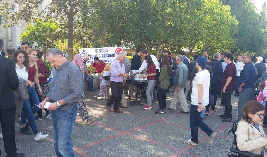 Ülkücü işçilerden aşure hayrı..