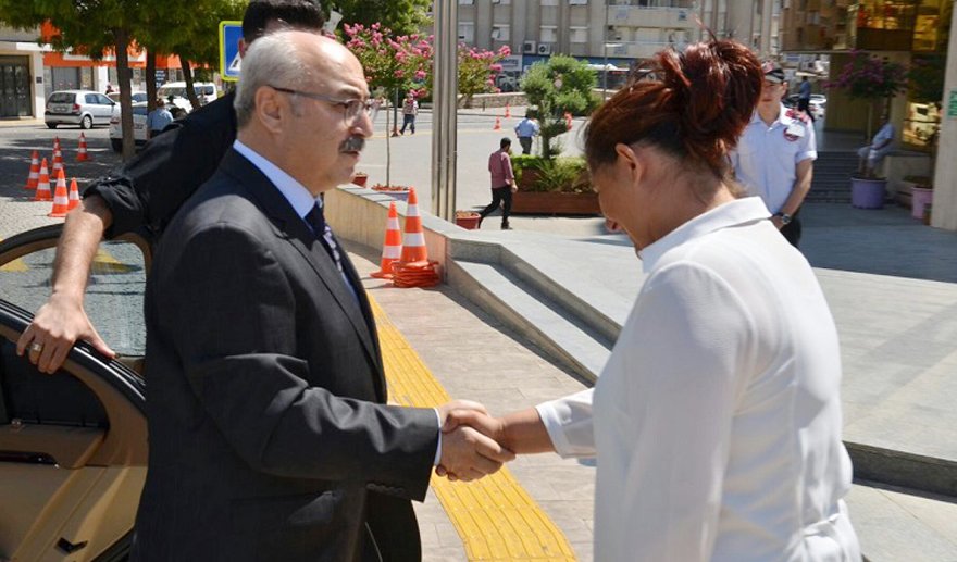 Vali Köşger’i topuk selamı ile karşıladı…