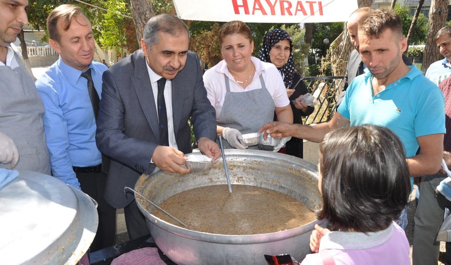 Vali Koçak aşure dağıttı…
