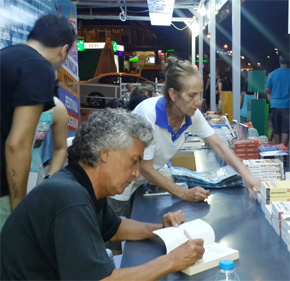 YAZARLAR KİTAPLARINI İMZALIYOR